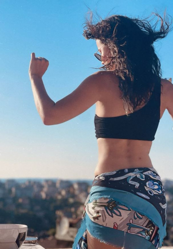 Müjde Uzman'dan olay tatil paylaşımı! Bikinisiyle sere serpe uzandı, fit vücudu dikkat çekti - Resim: 2