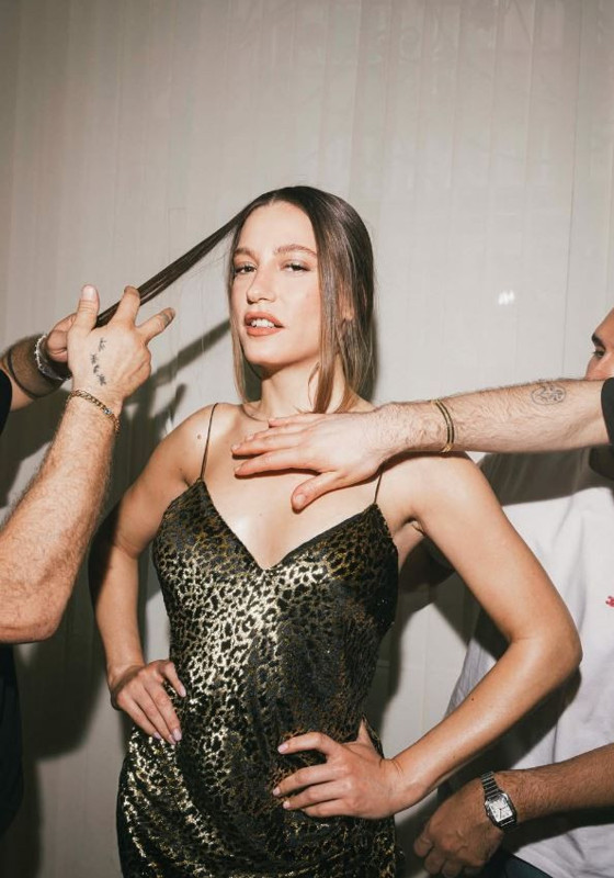 Serenay Sarıkaya'nın gecelik benzeri elbisesi olay oldu! Kombinin fiyatı dudak uçuklattı - Resim: 6