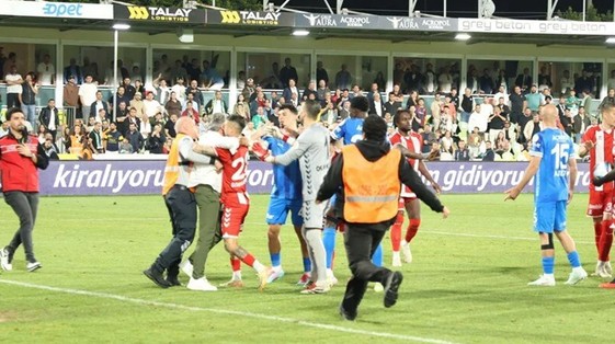 Süper Lig'de olaylı maç! Taraftarlar sahaya indi, hakeme saldırı son anda önlendi - Resim : 2