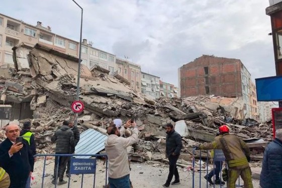 Güngören'de bina çöktü! - Resim : 1