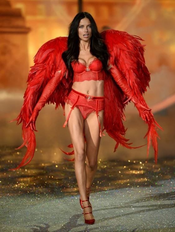 Aldığı kilolarla bambaşka biri olmuştu! Ünlü model Adriana Lima'nın son hali ortaya çıktı - Resim: 1