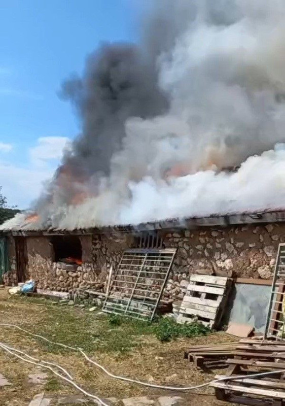 Eskişehir'de içinde 30 tane koyunun olduğu ahır bir anda cayır cayır yanmaya başladı.  1 tane hayvanla ilgili detayı duyanlar ise dehşete düştü - Resim: 3
