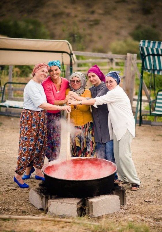 Kızılcık Şerbeti'nin Nilgün'ü Açelya Akkoyun kollarını sıvadı! Salça kaynattı, yufka açtı! O anları yoğun ilgi gördü - Resim: 3