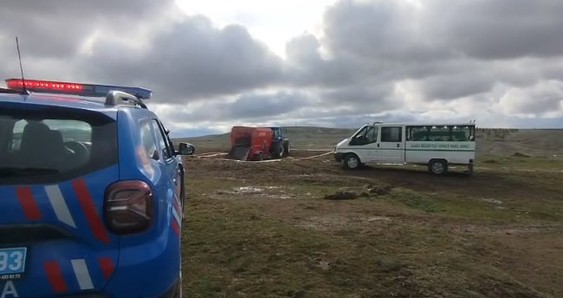 Çorum'da korkunç olay! Çalışır haldeki yem karma makinesine düşerek öldü - Resim : 1