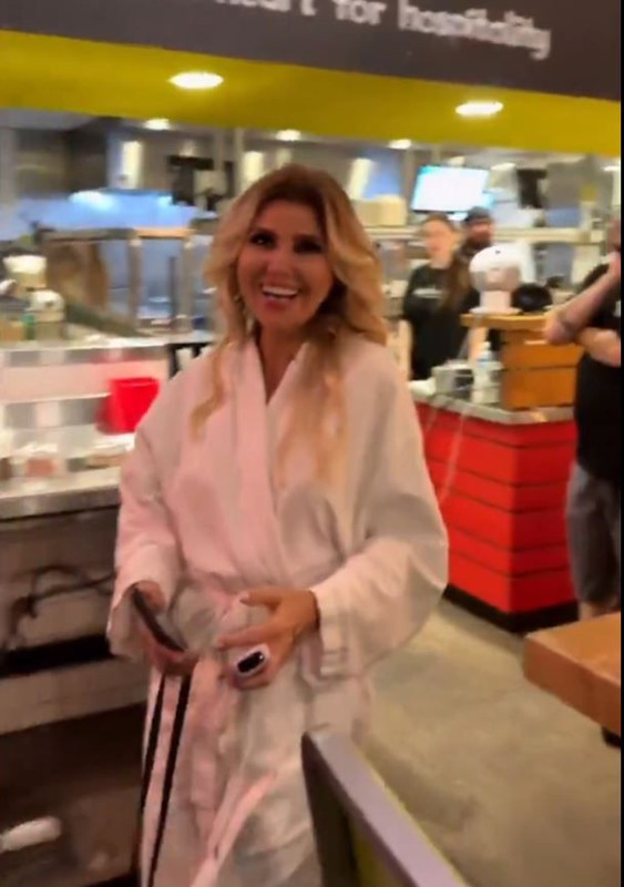Gülben Ergen'den şoke eden hareket! Bornozuyla hamburgerciye gitti, o anlar sosyal medyada gündem oldu - Resim: 5
