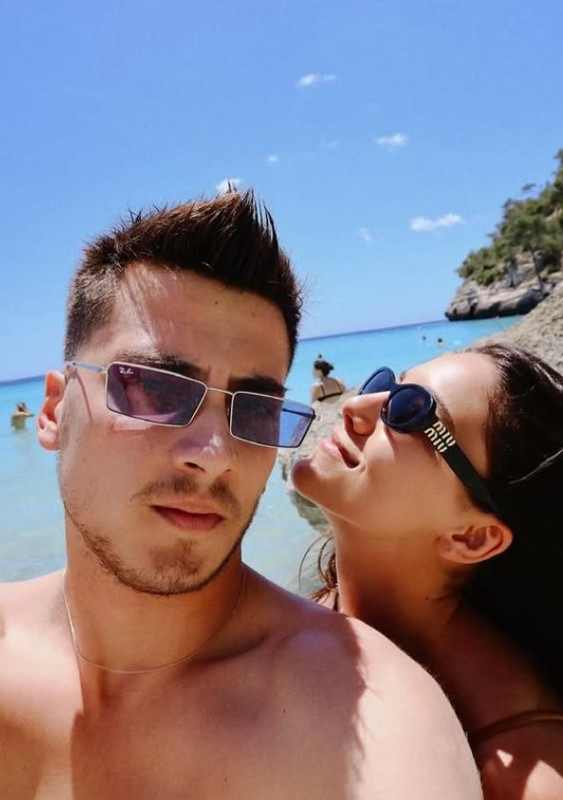 Dizi aşkı gerçek olmuştu! Atakan Özkaya ile Dilin Döğer'dan İspanya kaçamağı: Romantik kareleri sosyal medyayı salladı - Resim: 3