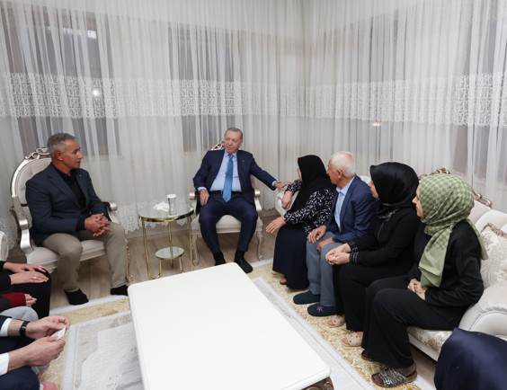 Cumhurbaşkanı Erdoğan'dan Adıyaman'da depremzede aileye sürpriz ziyaret - Resim : 1