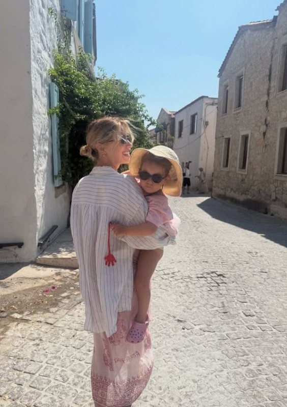 Hazal Kaya'dan yaza veda paylaşımı! Tatil pozlarıyla sosyal medyayı salladı - Resim: 6