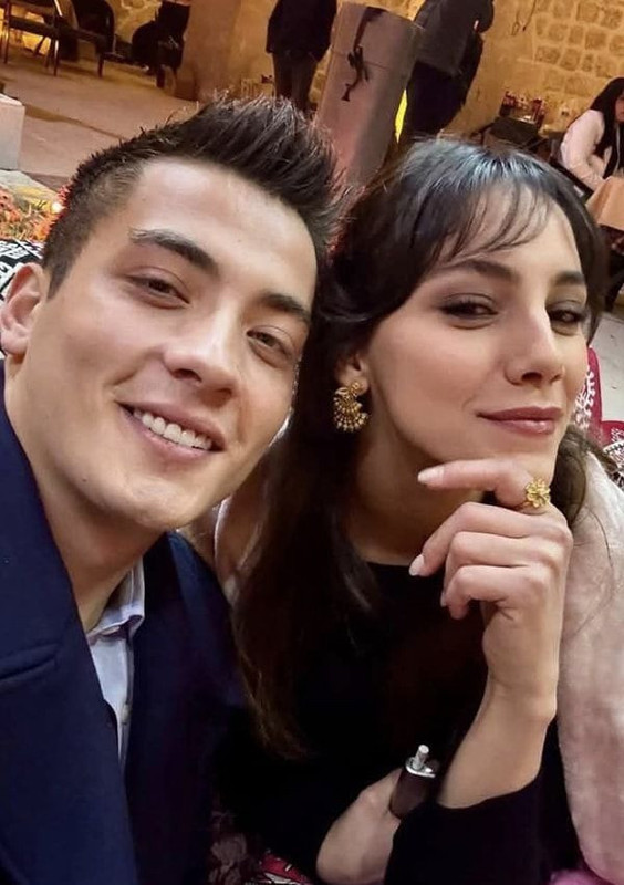 Dizi aşkı gerçek olmuştu! Atakan Özkaya ile Dilin Döğer'dan İspanya kaçamağı: Romantik kareleri sosyal medyayı salladı - Resim: 2