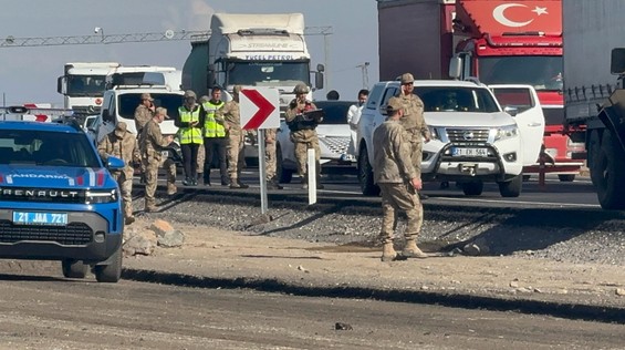 Diyarbakır'da korkunç olay! Cipin önünü kesip, başından vurdular - Resim : 3