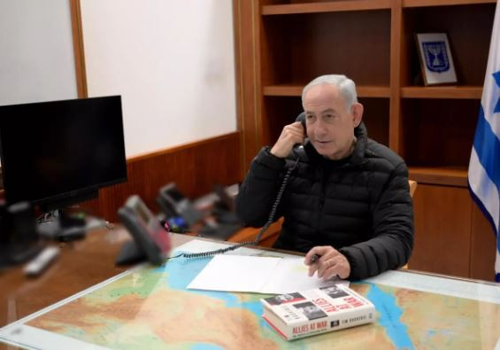 Tahran gerilimi yükseliyor! Netanyahu Trump ile görüştü! Masasındaki kitap dikkat çekti - Resim : 1