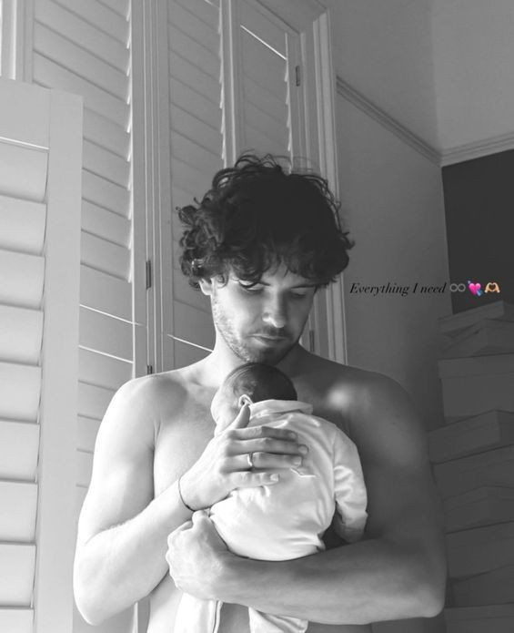 Milli futbolcu Ferdi Kadıoğlu'ndan romantik doğum günü sürprizi! "Bebeğimizi taşıdığın her gün için bir gül" - Resim: 3