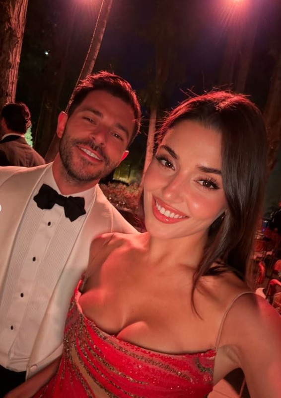 Hande Erçel ile Hakan Sabancı'nın aşk dolu İtalya tatili! Romantik pozları büyük beğeni topladı - Resim: 1