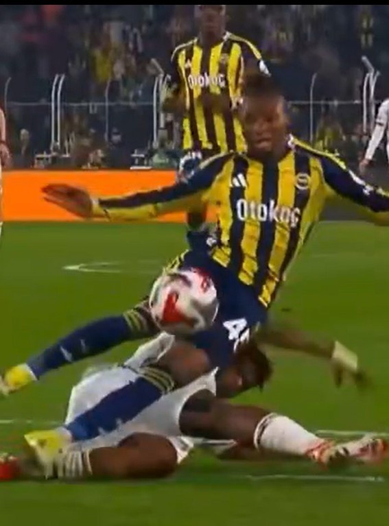 Fenerbahçe'nin kazandığı penaltıda karar doğru mu? Eski hakemler kararını verdi! - Resim : 2