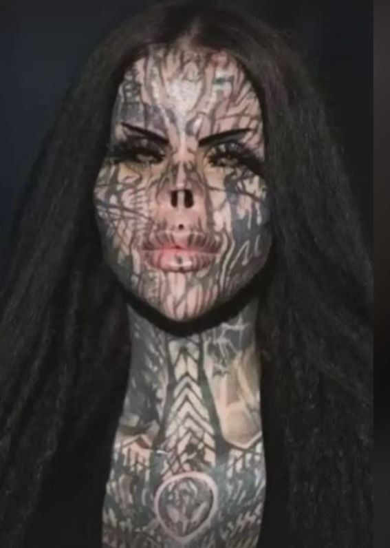 Sosyal medya fenomeninden çılgın hareket! Burnunu çıkartıp kavanozda saklamaya başladı - Resim : 1