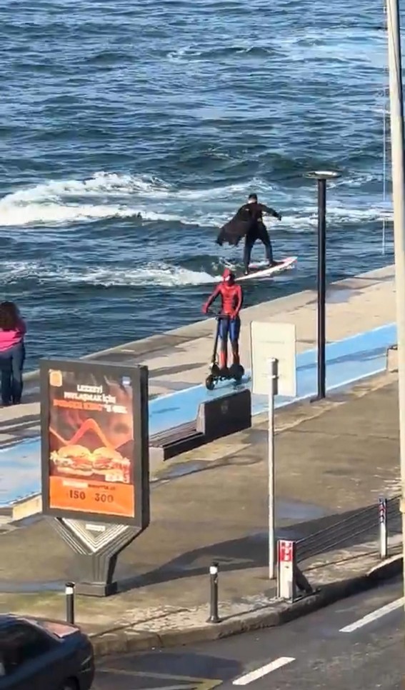 İstanbul'da ilginç görüntü!  Bir yanda Batman bir yanda Spider Man! - Resim : 1