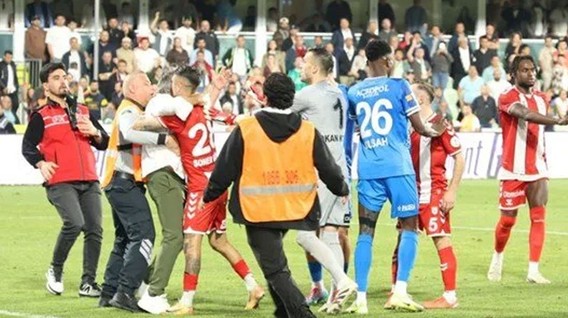 Süper Lig'de olaylı maç! Taraftarlar sahaya indi, hakeme saldırı son anda önlendi - Resim : 1