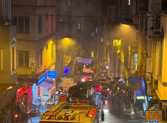 Beyoğlu’nda 4 katlı binada korkutan yangın - Resim : 1