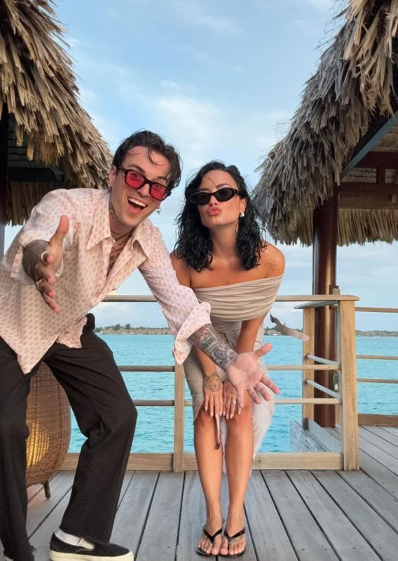 Ünlü şarkıcı Demi Lovato'dan nefes kesen balayı pozları! - Resim: 4