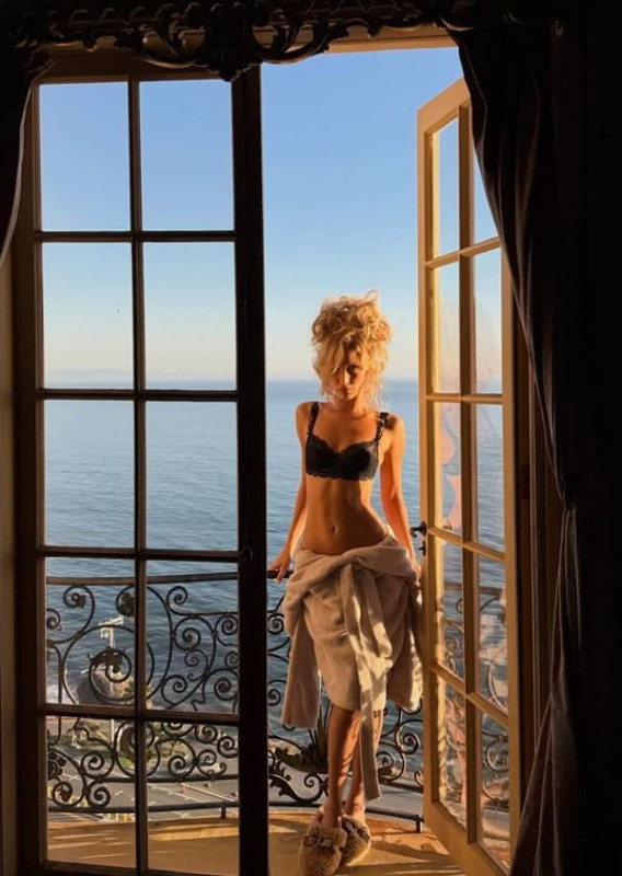 Lyme hastalığıyla mücadele eden Bella Hadid'den nefes kesen pozlar! Karın kaslarını sergiledi - Resim: 5