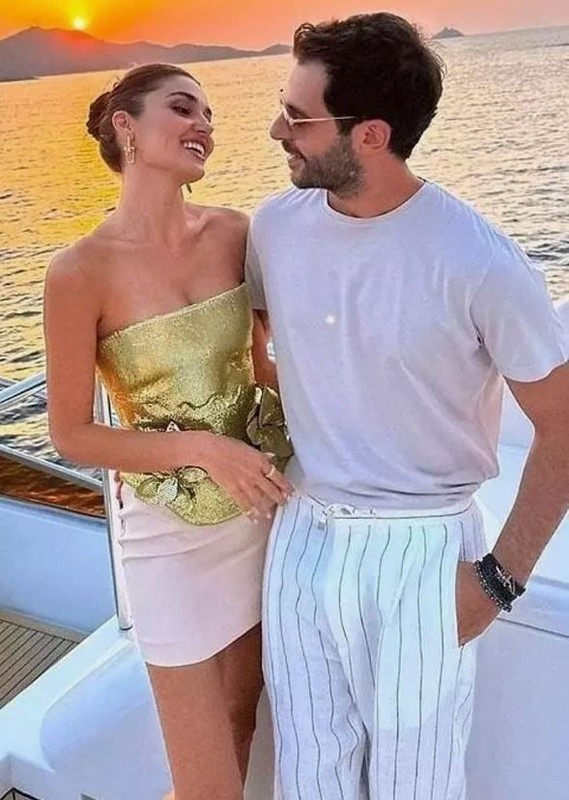 Hande Erçel ile Hakan Sabancı çiftinden romantik yeni yıl pozu! Leopar tarzı göz kamaştırdı - Resim: 3