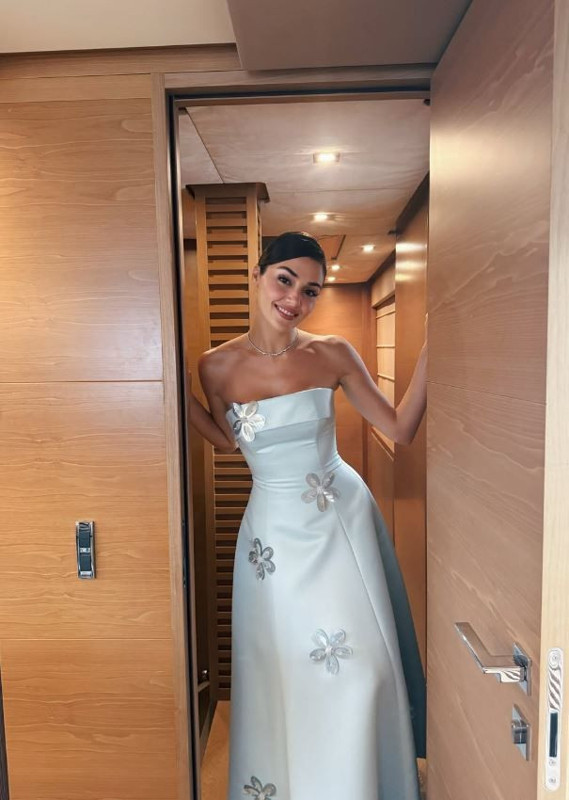 Güzel oyuncu Hande Erçel lüks tekne tatilinden paylaştı! Ünlü oyuncunun elbisesinin fiyatı dudak uçuklattı - Resim: 3