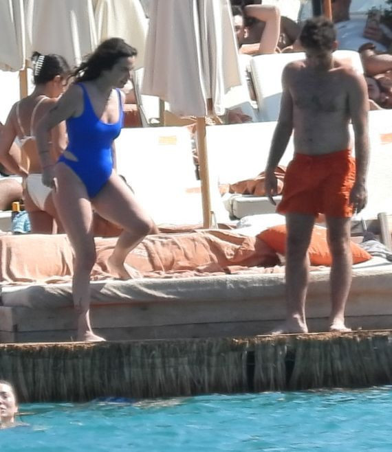 Aslı Bekiroğlu ve rapçi sevgilisi tatilde aşka geldi! Şezlongda dudak dudağa görüntülendi - Resim: 4