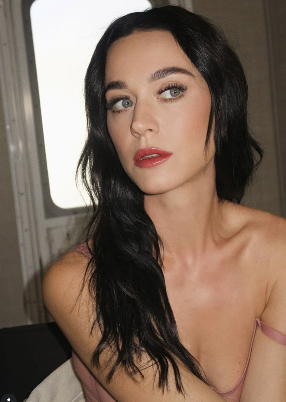 Katy Perry klip çekiminde alevlerin arasında kaldı! O görüntüleri yürekleri ağza getirdi - Resim: 2