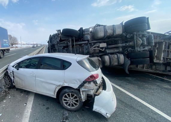 Erzincan’da tır ile otomobil çarpıştı! Tır yan yattı: Çok sayıda yaralı - Resim : 2