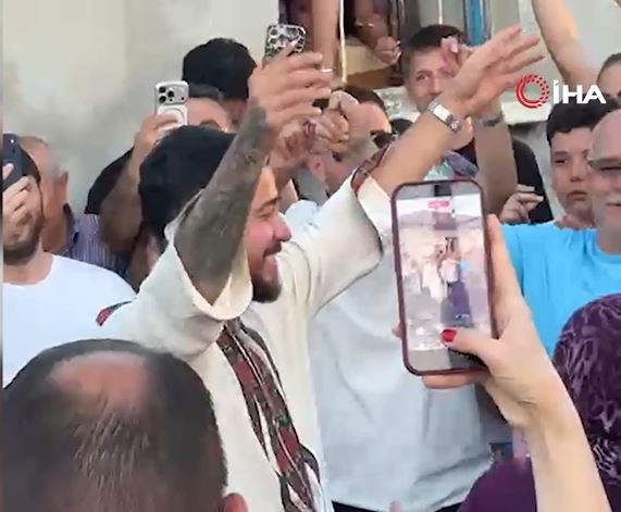 Dünyaca ünlü DJ Mahmut Orhan köyünde konser verdi! Genç yaşlı herkes doyasıya eğlendi - Resim : 3