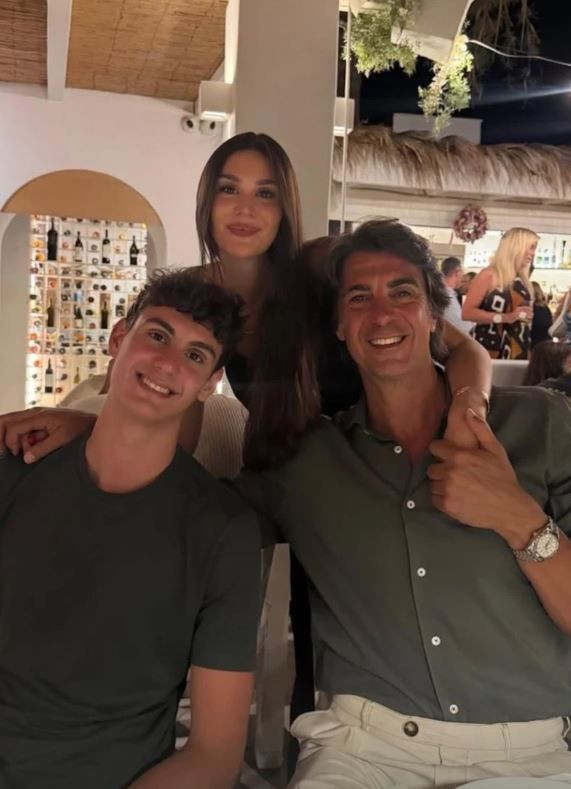 Eski manken Demet Şener'den cesur tatil paylaşımı! Bikinili haliyle sere serpe uzandı - Resim: 4