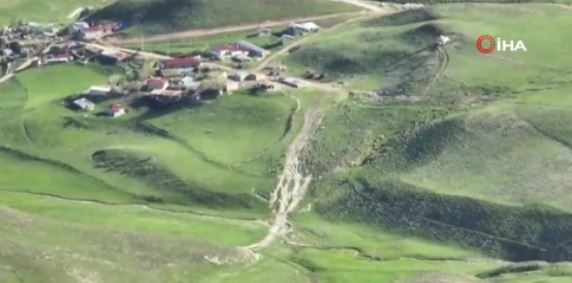 Erzincan'da 500'den fazla koyununu otlatan çoban bir anda çalılıkların arasında 1 tanesi ve yanındaki 2 detayı resmen fark etti - Resim: 2
