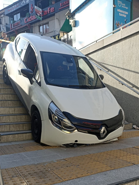 Otomobil kontrolden çıktı! Kızılay'daki metro istasyonunun girişine düştü! - Resim : 2
