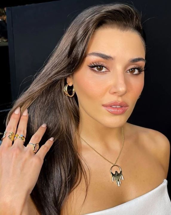 Hande Erçel ve Hakan Sabancı'dan romantik kare! Siyah kombini büyük beğeni topladı - Resim: 1