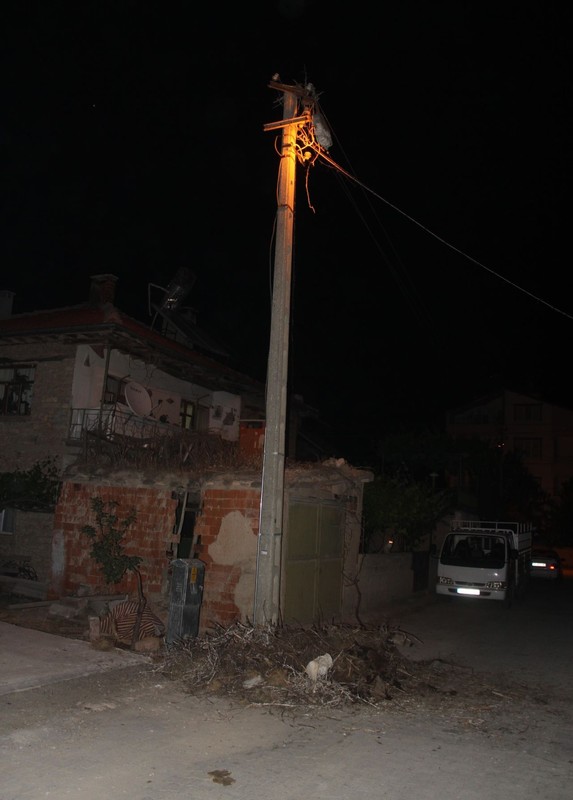 Konya'da 2 tane hayvanın yerde hareketsiz yattığını fark ettiler. Acilen bölgeye gelen ekipler 2  hayvana yaklaşınca korkunç manzarayı gördü - Resim: 1