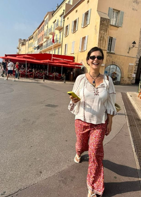 Meriç Aral'dan karnı burnunda tatil paylaşımı! Denizde sırtüstü uzandı, o haline beğeni yağdı - Resim: 2