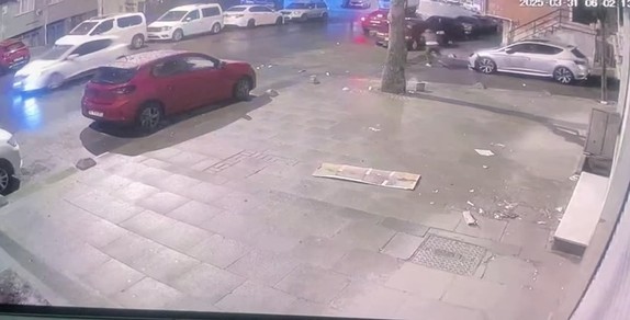 Esenler’de 4 farklı otomobile birden hırsızlık! O anlar kamerada - Resim : 1