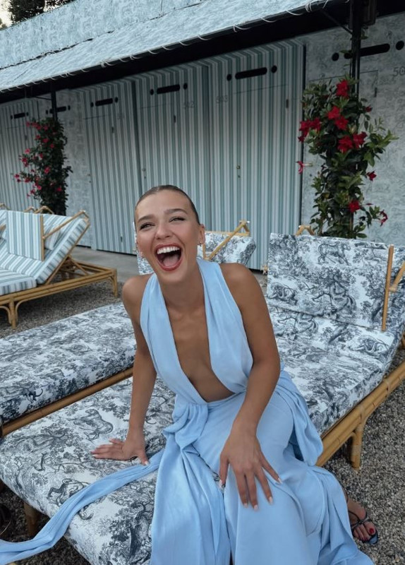 Melisa Döngel'in iddialı tatil tarzı! Derin dekolteli elbisesiyle kusursuz fiziğini gözler önüne serdi - Resim: 2