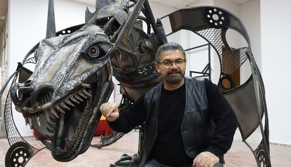 Katı endüstriyel malzemeleri kullanarak ejderha heykeli yaptı! Game Of Thrones'tan çıkmış gibi...