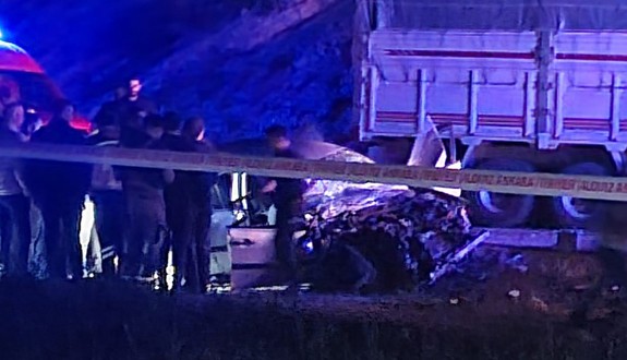 Ankara’da can pazarı! Otomobil ile kamyon kafa kafaya çarpıştı: Ölü ve yaralı var