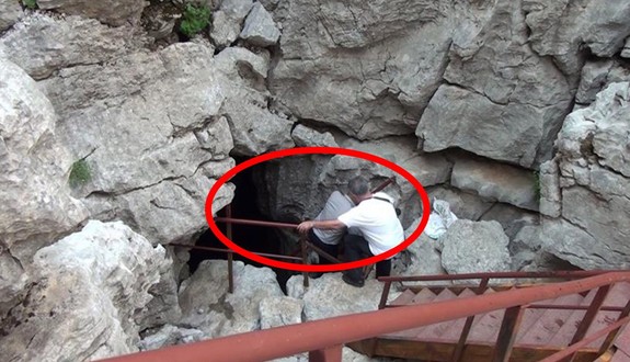 Antalya'da 1900 metreyi bulan rakımda dağın içindeki obrukta tutuyorlar. İçeri girenler manzarayı görünce şaşırıp kalıyor