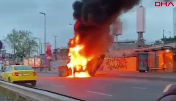 Cevizlibağ'da araç yangını! Ekiplerin müdahalesi sürüyor