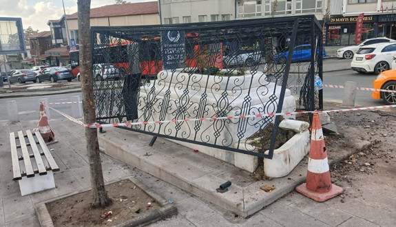 Kazalar bitmiyor! O türbeye yine araba çarptı