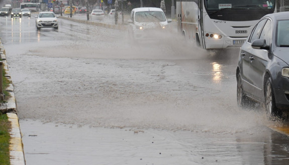 Edirne'de cadde ve sokaklar göle döndü