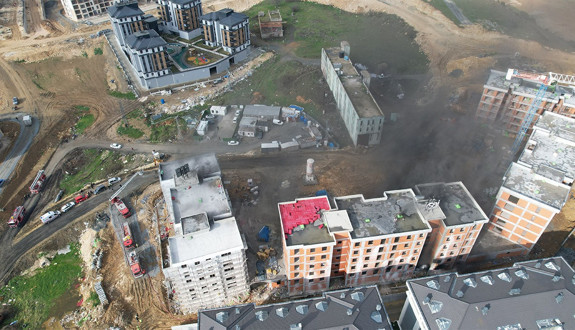 Başakşehir'de şantiyede yangın paniği: İşçiler çatıya sığındı