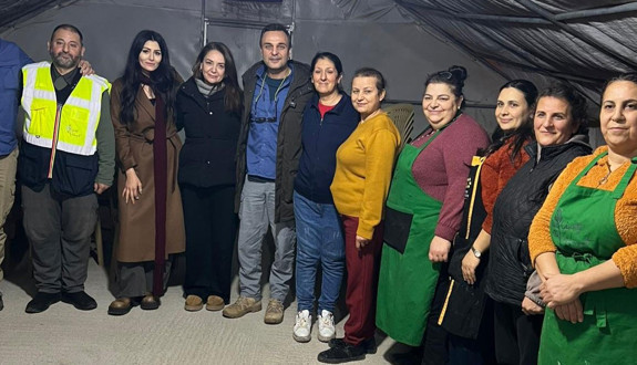 Deniz Çakır, Hataylı depremzedenin sözleri karşısında gözyaşlarını tutamadı! "Kıyameti hiç hayal ettiniz mi?"