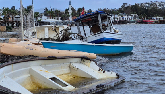 Bodrum'da fırtına: Tekneler sürüklendi