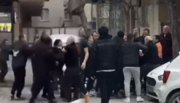 Pide kuyruğunda tekme tokatlı kavga!