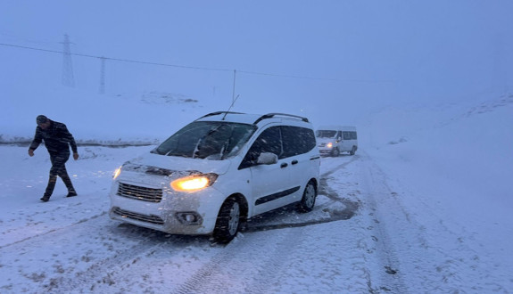 Yüksekova'da kar ve tipi: Araçlar mahsur kaldı!