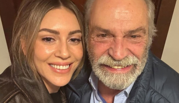 Sinem Kobal'dan Haluk Bilginer'e kulis ziyareti! O anları ölümsüzleştirdi